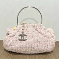 浜松入野店でシャネルの10番台のピンクのココマークチャームが付いたツイードハンドバッグを買取しました。 状態は若干の使用感がある中古品です。