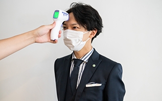 鑑定士の検温実施