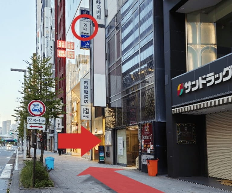 交差点を渡ると右手にユニクロさんがあります。お店はその一つ手前のビルの3階です
