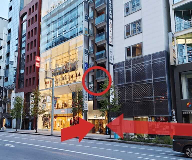 1階には岩崎眼鏡店が入っています。3段ほど階段を上ってエレベーターで3階に上がってください。
