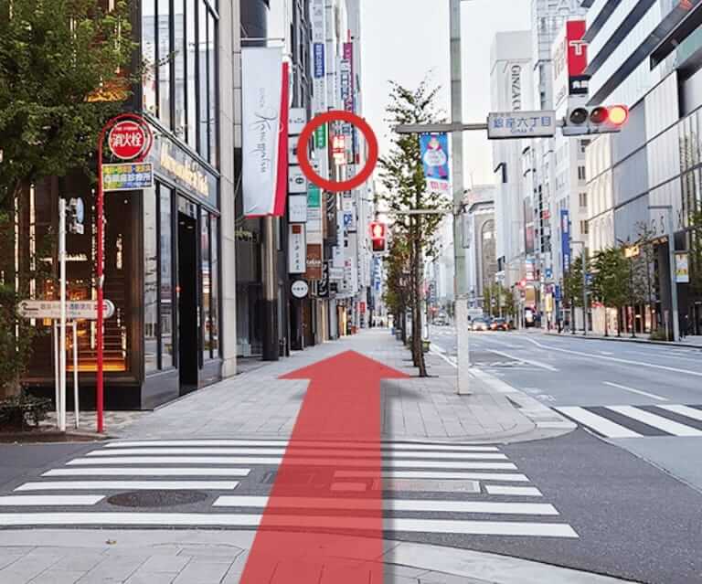 銀座6丁目交差点(左手にフェラガモ、アバクロンビー＆フィッチ)も直進してください。前方にユニクロさんの看板が見えてきます。
