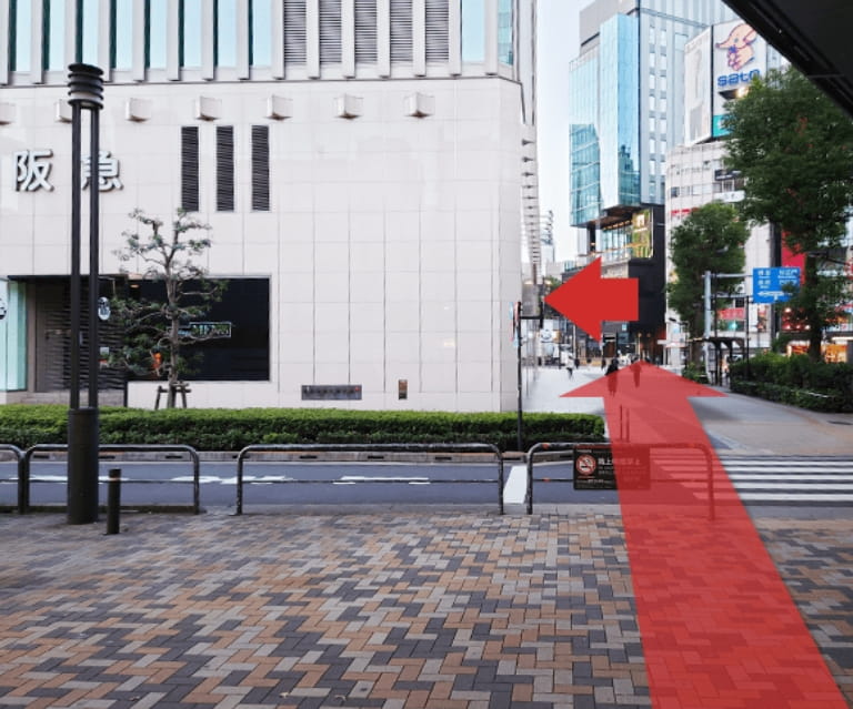 左手に阪急メンズ館が見えてきますが、そのまままっすぐ数寄屋橋交差点に抜けてください。