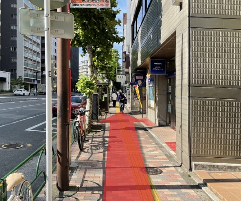 日比谷線、広尾駅A1出口を出て右折して直進します。