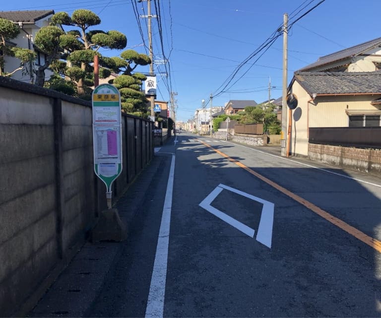 東彦尾のバス停で降ります。
