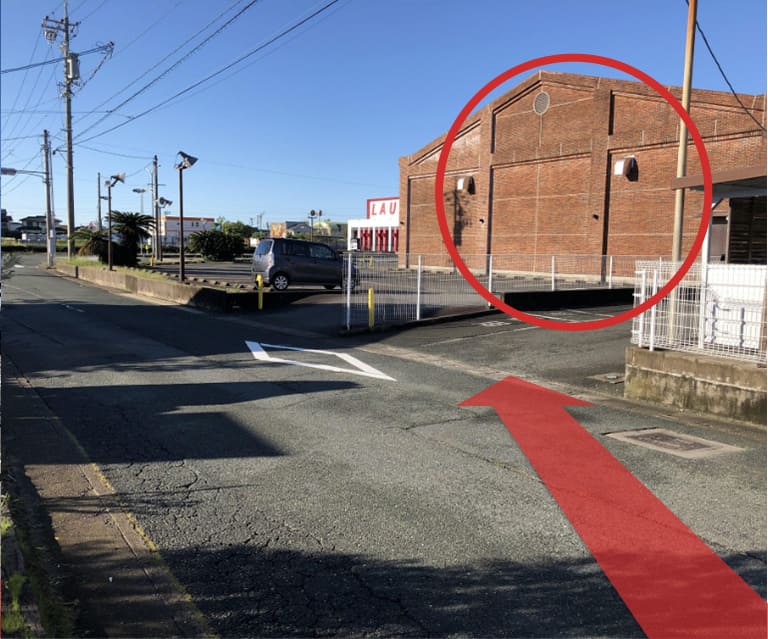 右手側に見える茶色の建物が当店です。