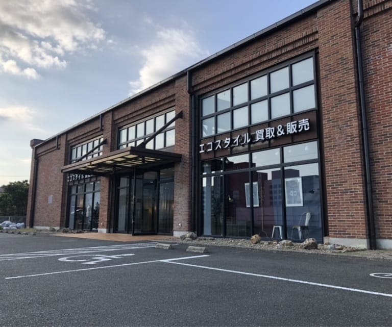 左手側に見える茶色の建物が当店です。