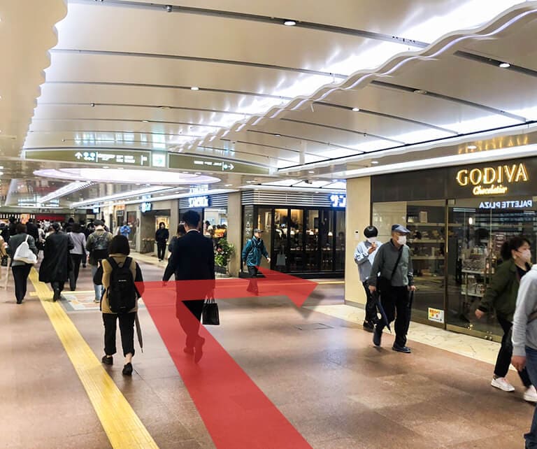 「さんちか」の７番街と8番街の間にある「出口A6」を目指します。