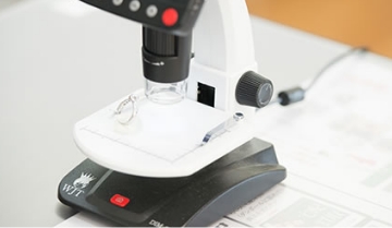 エコスタイルの鑑定士は、貴金属の査定の際には刻印の確認や専用の検査機器を使用します。刻印が見当たらないというものでも査定を行います。