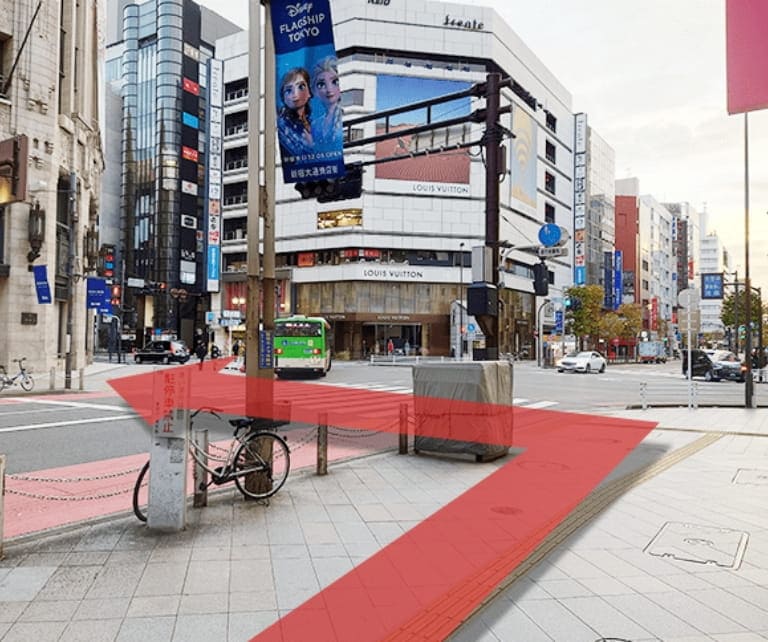 新宿三丁目交差点(左手に新宿伊勢丹、左前にルイヴィトンがある交差点)を新宿五丁目交差点方面(新宿伊勢丹側)にわたって直進します。