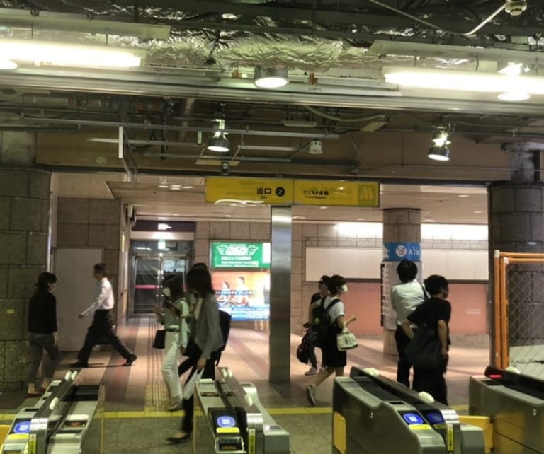 心斎橋駅　長堀橋駅の改札を出たら、クリスタ長堀の北5番出口を目指してください。北5番出口が最寄りの出口です。