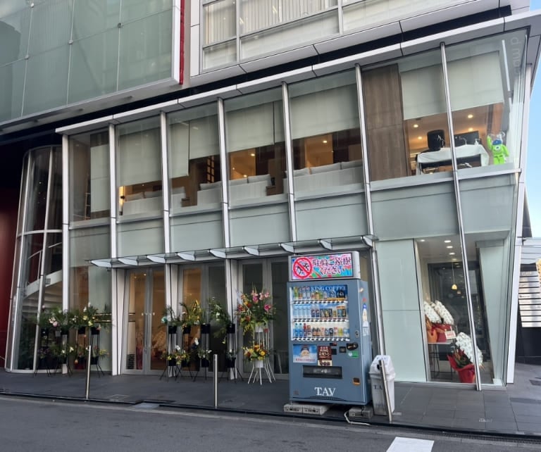横断歩道を渡るとすぐ、GATO EASTビルがあり、こちらの4階がエコスタイルです。