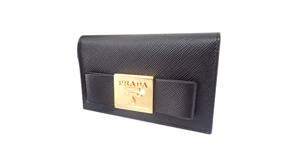 プラダの財布で人気のデザインはありますか？リボンデザインの財布はプラダが展開するアイテムでも人気を集めているデサインです。お見積もり金額に人気度も反映してくるので、ぜひ一度拝見させてください。