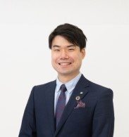 天野智博,リユース営業士,商品課所属 元エコスタイル鑑定士

入社後銀座本店に配属。その後広尾店、宅配買取センターで鑑定士を経験し、現在の商品課に配属される。
鑑定士の際には洋服、バッグ、靴、時計、ジュエリーなど幅広く査定を行っていた。