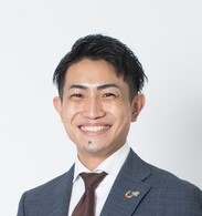 坂田有広,リユース営業士,エコスタイル大阪心斎橋店所属 店長

入社後に浜松鴨江店で勤務。査定経験、販売経験を積んだのちに磐田店配属。その後浜松入野店で鑑定士兼店長を経験。現在は大阪心斎橋店 鑑定士兼店長。
すべてのジャンルの査定を行っており、洋服、バッグ、靴、時計、ジュエリー、アクセサリーなど全般を査定している。
