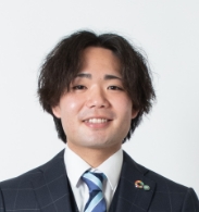 岩田 進之介,リユース営業士,エコスタイル宅配買取センター 鑑定士

入社後に浜松入野店に配属。その後宅配買取センターに配属、鑑定士として査定を行っている。
得意なジャンルは洋服や古着、ブランドバッグなどだが、時計やジュエリーなどの幅広いアイテムの査定を行う。