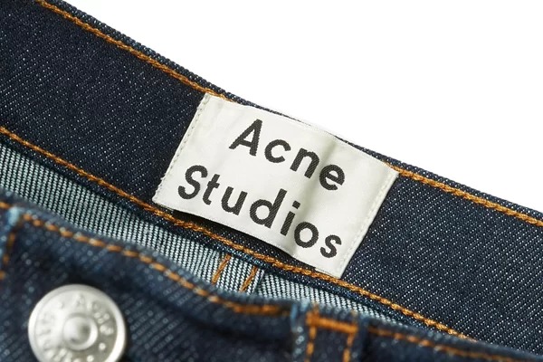 アクネステューディオスの買取を強化しております。