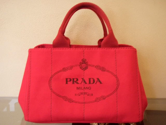 渋谷店で、プラダの赤のカナパのトートバッグを買取しました。状態は通常使用感のあるお品物です。
