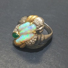 Pt900×K18のダイヤモンドとオパールとエメラルドを使ったリングをエコスタイル銀座本店で買取致しました。状態は