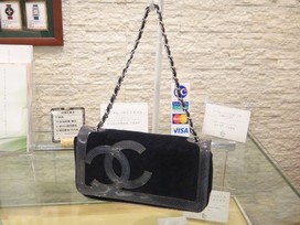 シャネルの12番台　スポーツライン　チェーンポーチの買取実績です。