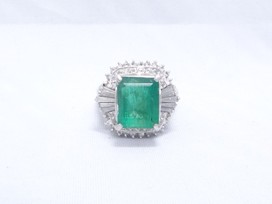 エメラルドのエメラルド 4.55ct メレダイヤ 1.00ct PT950 リングの買取実績です。