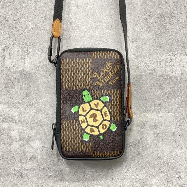 銀座本店で、ルイヴィトンのダミエエベヌジャイアントのモノグラム