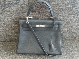 エルメスのケリー28 黒 トリヨンクレマンス T刻の買取実績です。