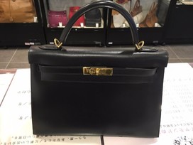 エルメスのエルメス　ケリー32　黒　ボックスカーフ　□D刻印の買取実績です。