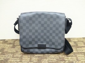 ルイヴィトンのダミエ　ディストリクトPMの買取実績です。