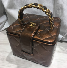 渋谷でシャネル(CHANEL)  チェーンバニティバッグの買取を致しました！状態は角擦れ、内側に破れ傷がございます。