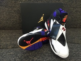 ナイキのAIR JORDAN 8 RETRO 'THREE PEAT'の買取実績です。