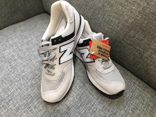 ニューバランス(New Balance)などのスニーカーのお買取りは新宿店がおすすめです。状態は未使用品になります。