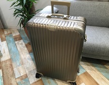 リモワ(RIMOWA)を高値で売るなら新宿店がオススメです。状態は使用感のあるお品物になります。