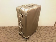 リモワ(rimowa)のトパーズチタニウムのキャリーケースを買取りました。銀座本店です。状態は目立つキズや凹みのあるお品物です。