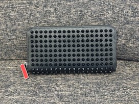 クリスチャンルブタンの黒　ラウンドジップ　長財布　の買取実績です。
