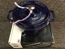 の宅配買取にて、ストウブ(staub)のココットラウンド22を買取しました！状態は未使用品です。