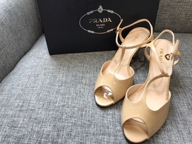プラダのベージュ　パテントアンクルストラップサンダルの買取実績です。
