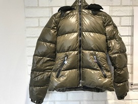 モンクレールのカーキ　ダウンジャケット　45308　バディアの買取実績です。