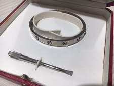 渋谷でカルティエ(Cartier)のラブブレスを買取ました。渋谷店です。状態は打痕が所々見受けられます。