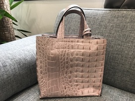 フルラのピンク　トートバッグ　クロコの買取実績です。