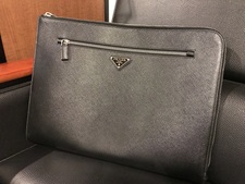 プラダ（PRADA）のドキュメントケースをお買取しました。横浜店状態は通常使用感のあるお品物でございます。