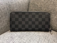 ルイヴィトン ダミエグラフィット　ジッピーウォレット 買取実績です。