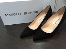 マノロブラニク(manoloblahnik)のスウェードパンプスを買取しました。宅配買取なら状態は未使用品になります。