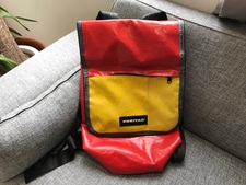 フライターグ(FREITAG)のF33 レッドｘイエロー バッグバッグをお買取いたしました。状態は通常使用感のあるお品物です。