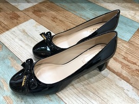 プラダの黒　パテントレザー　ロゴリボン　パンプスの買取実績です。