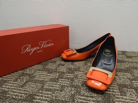 ロジェヴィヴィエの赤　バックル　パンプスの買取実績です。