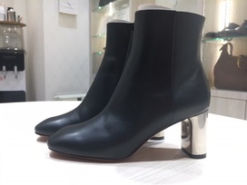 セリーヌの黒　サイドジップ　メタルヒールブーツの買取実績です。