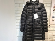 モンクレール(MONCLER)のダウンをお買取いたしました。状態は新品同様品です。