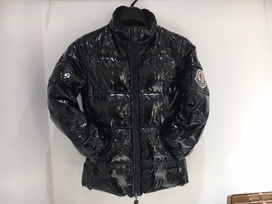 モンクレールの黒　ダウンジャケットの買取実績です。