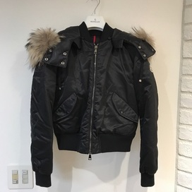 モンクレールのEULIMENE ファー付きボンバージャケットの買取実績です。