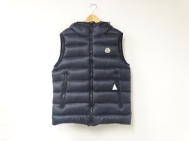 モンクレールのネイビー 並行 RAY GILET ダウンベストの買取実績です。